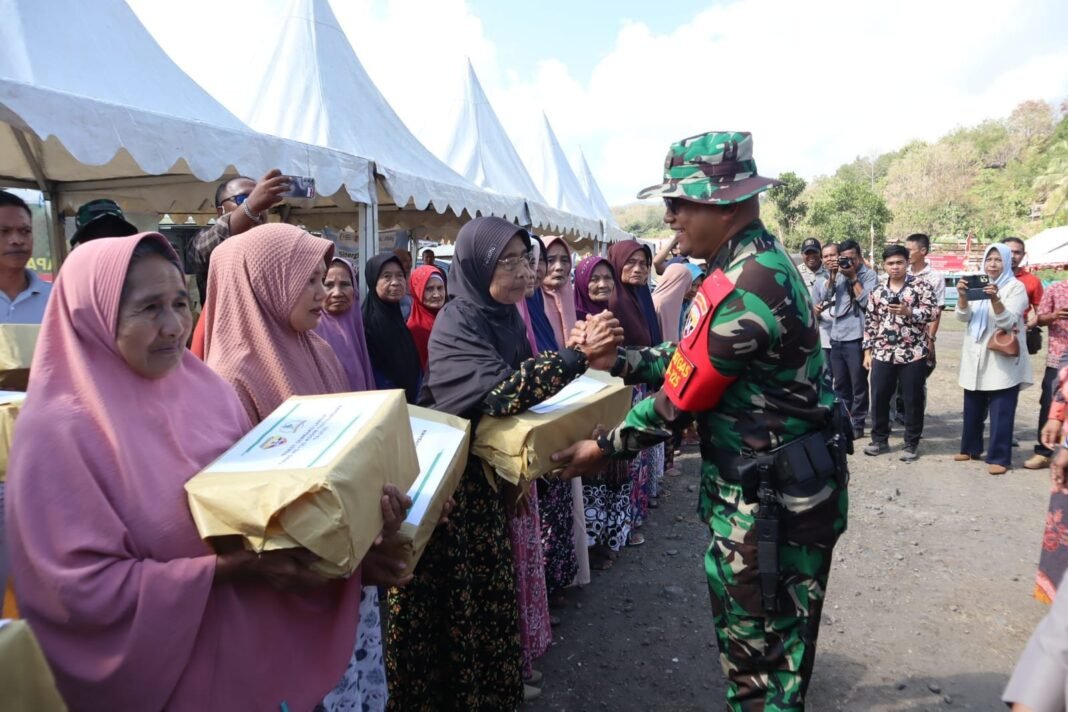 Penyerahan Bantuan Sosial Jadi Simbol Kebersamaan di Akhir TMMD 125
