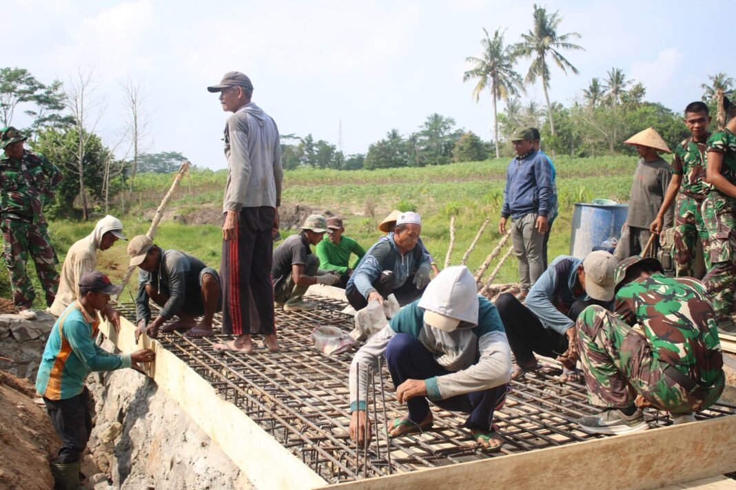 Pembangunan Jembatan TMMD ke-125 Kodim 0426/Tulang Bawang Masuki Tahap Pemasangan Besi
