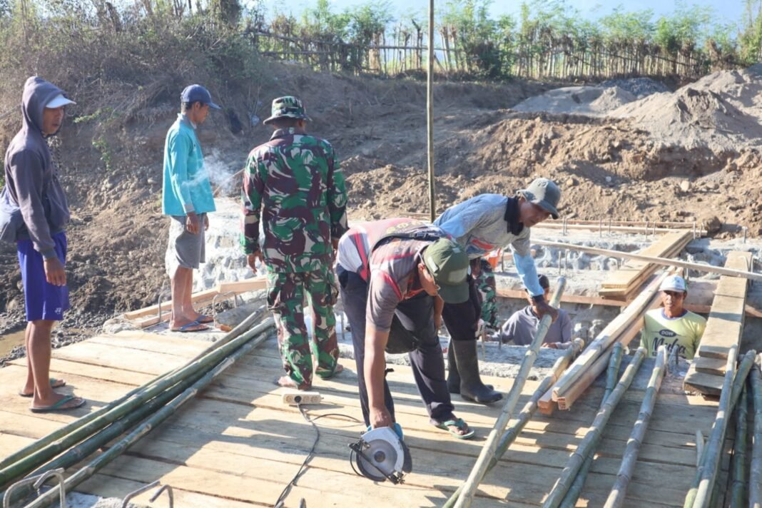Satgas TMMD 125 Kodim Sumbawa Percepat Perakitan Rangka Beton Jembatan Linpas