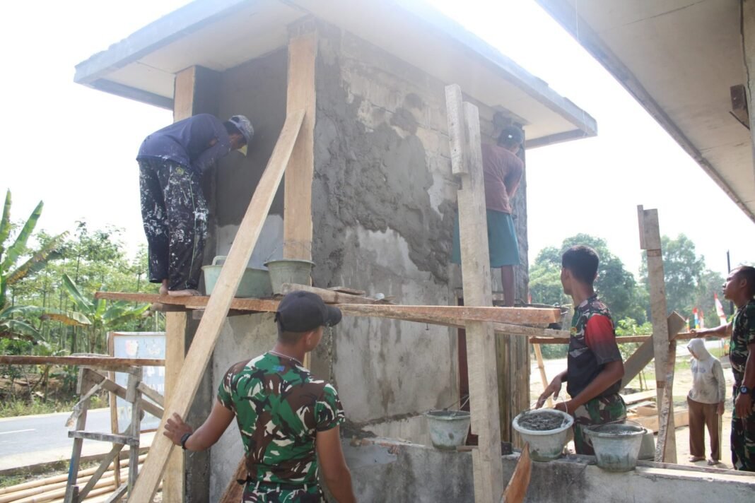 Satgas TMMD 125 Kodim 0426/TB Plester Dinding MCK di Kampung Moris Jaya