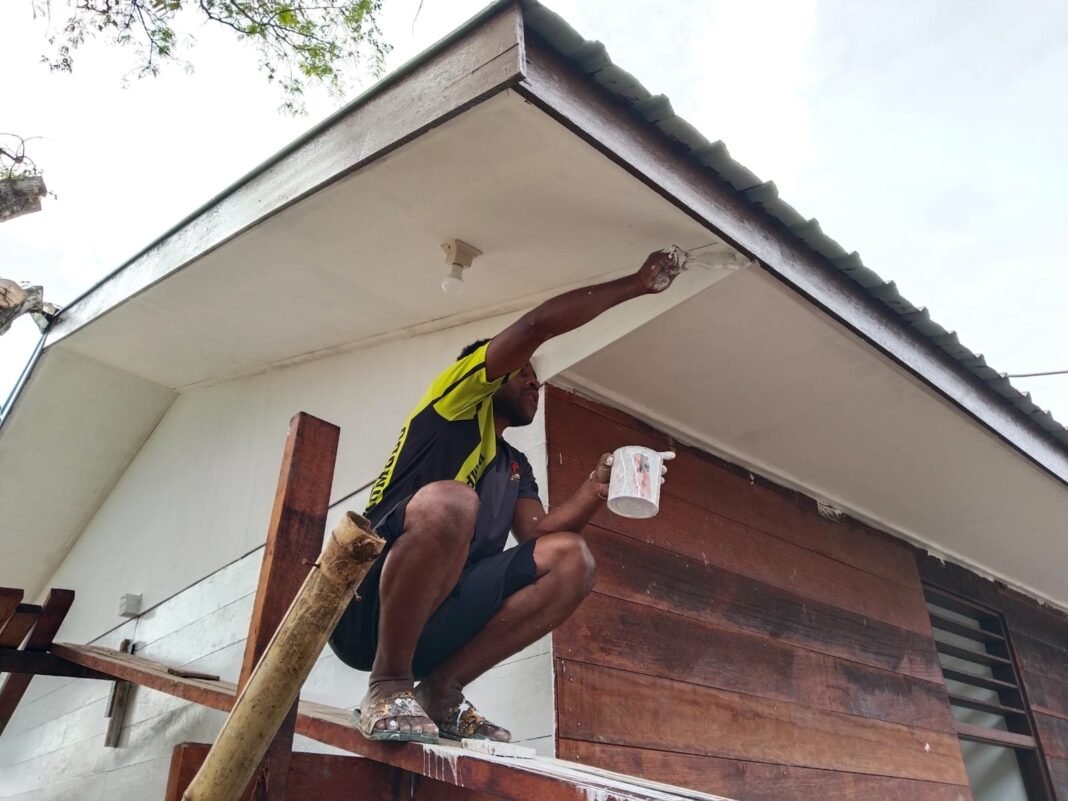 Satgas TMMD ke-125 Percepat Pengecatan Dinding dan Plafon Rumah Pastori di Nabire