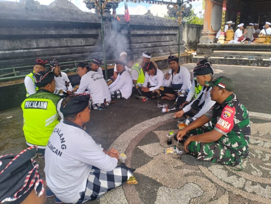 Babinsa Koramil 04/Kintamani Hadiri dan Amankan Upacara Dewa Yadya di Desa Belancan