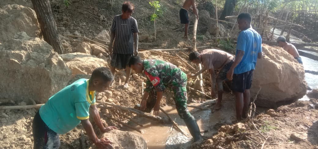 Babinsa Koramil 1621-03/Abanteng Bersama Masyarakat Kerja Bakti Bersihkan Irigasi Sawah