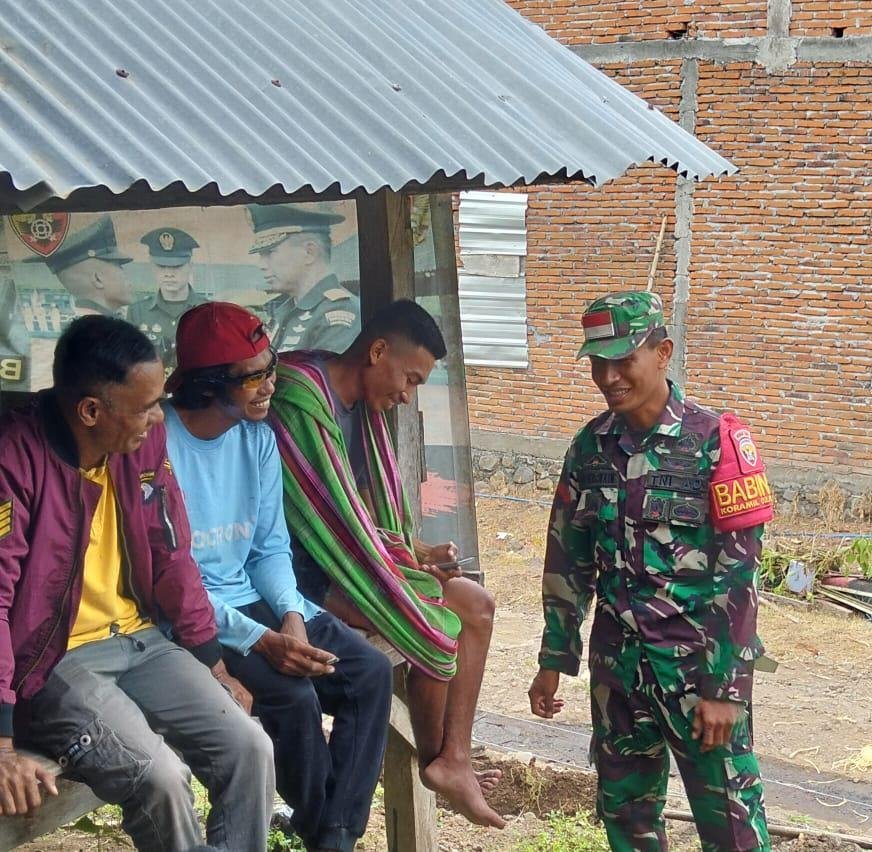 Babinsa Kempo Giat Komsos, Ajak Warga Tolokalo Pasang Bendera dan Jaga Kesehatan Sambut HUT RI ke-80