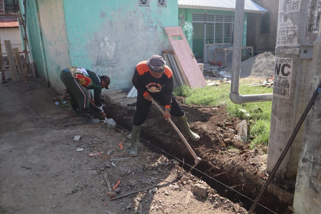 TNI dan Warga Bersatu Bangun Pagar Pustu Kalabeso untuk Tingkatkan Pelayanan Kesehatan