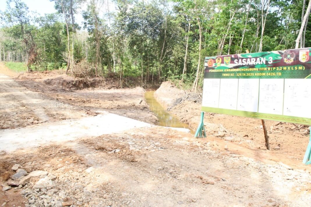 Jelang Penutupan TMMD ke-125, Kodim 0426/Tulang Bawang Rampungkan Pemasangan Gorong-Gorong dan Jembatan