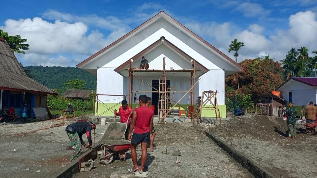 Satgas TMMD Kodim 125 1705/Nabire Kebut Finishing Gereja GKI Talitakum di Legari SP4