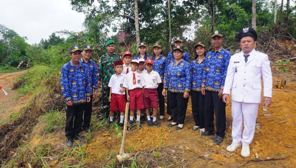 Wariskan Alam Lestari, Satgas TMMD Sintang Ajak Warga Tanam Pohon di Hari Kemerdekaan