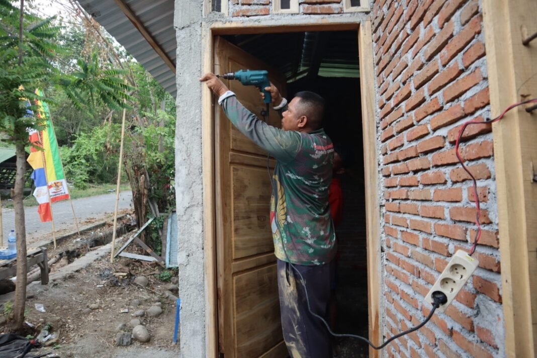 Satgas TMMD Pasang Daun Jendela dan Pintu, Rumah Warga Kalabeso Kian Layak Huni