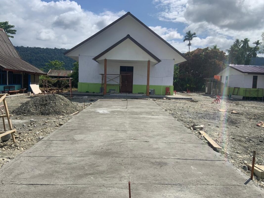 Menjelang Penutupan, Satgas TMMD 125 Rampungkan Finishing Gereja GKI Talitakum