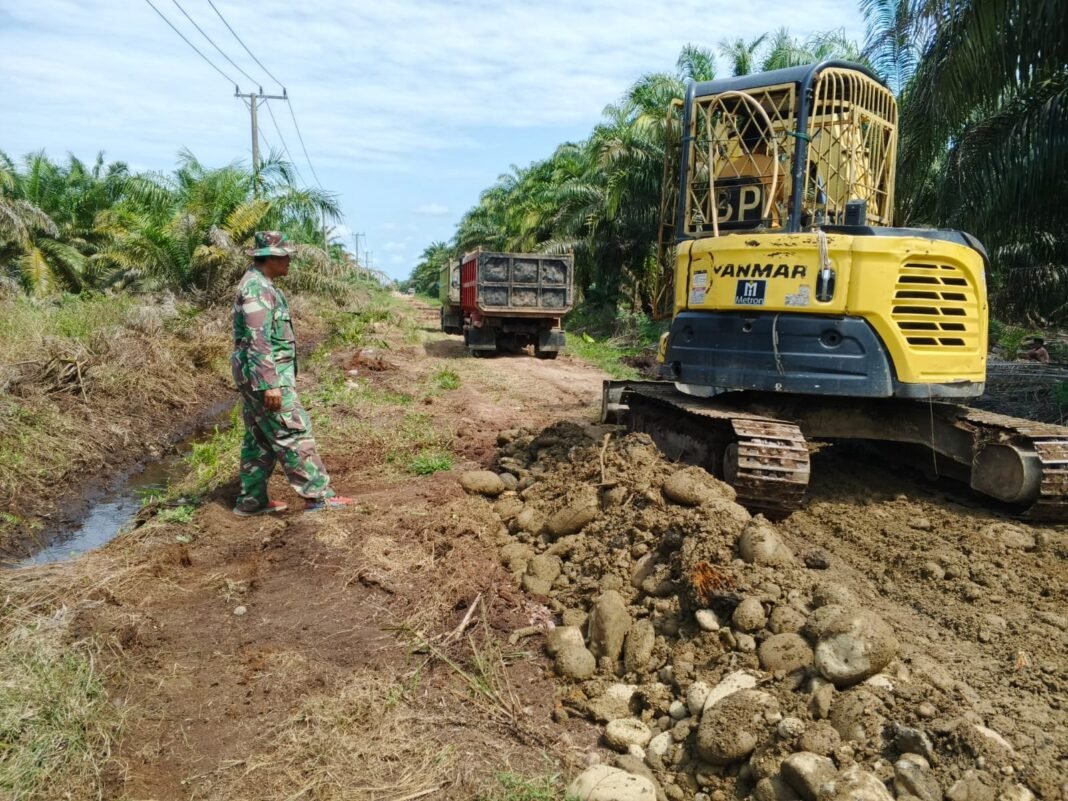 Dozer Terus Meratakan Koral di Jalan Desa Wonosalam
