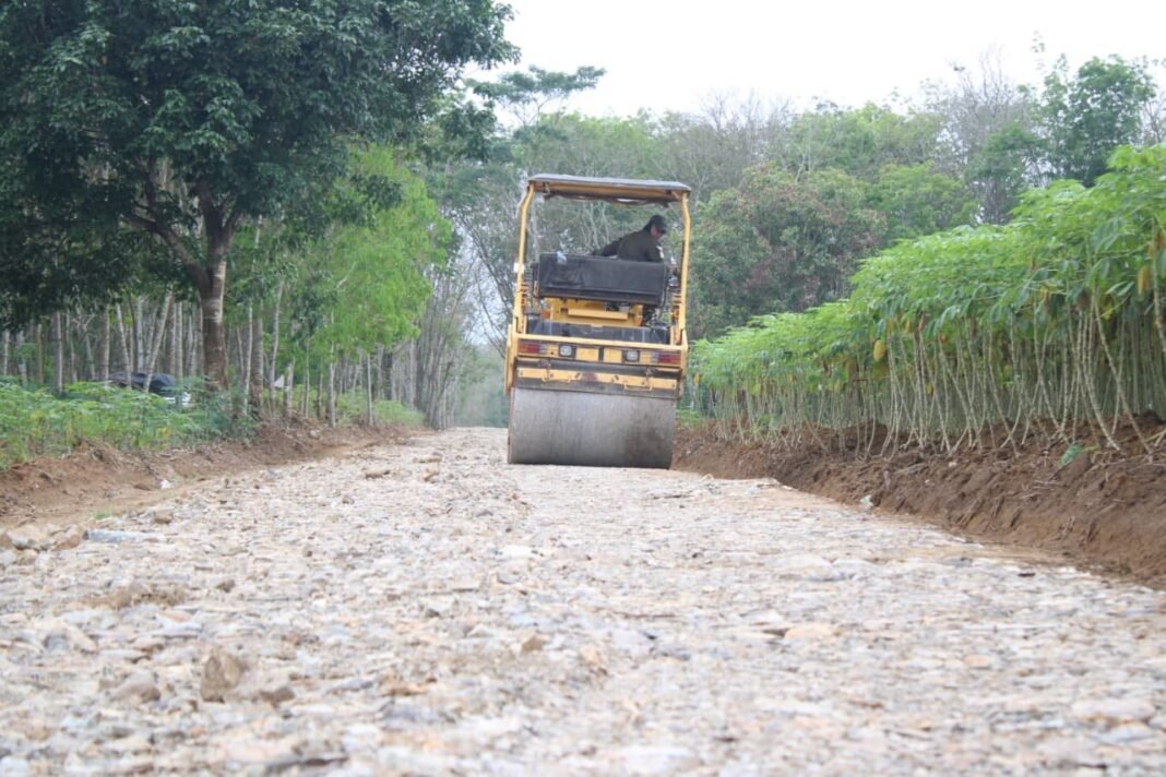 Perataan Jalan Batu Subbase di Moris Jaya Gunakan Vibro Roller