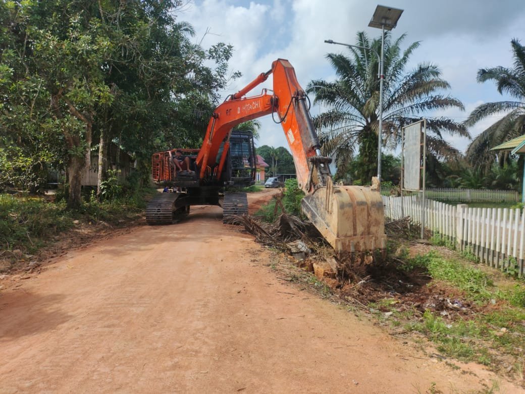Pembersihan Saluran Drainase Lama di Desa Batu Kotam Capai 81,06 Persen
