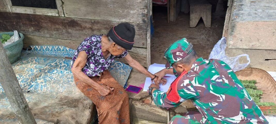 Sinergi TNI dengan Pemerintah Desa, Babinsa Langgahan Dampingi Penyaluran BLT Dana Desa Tahap VIII