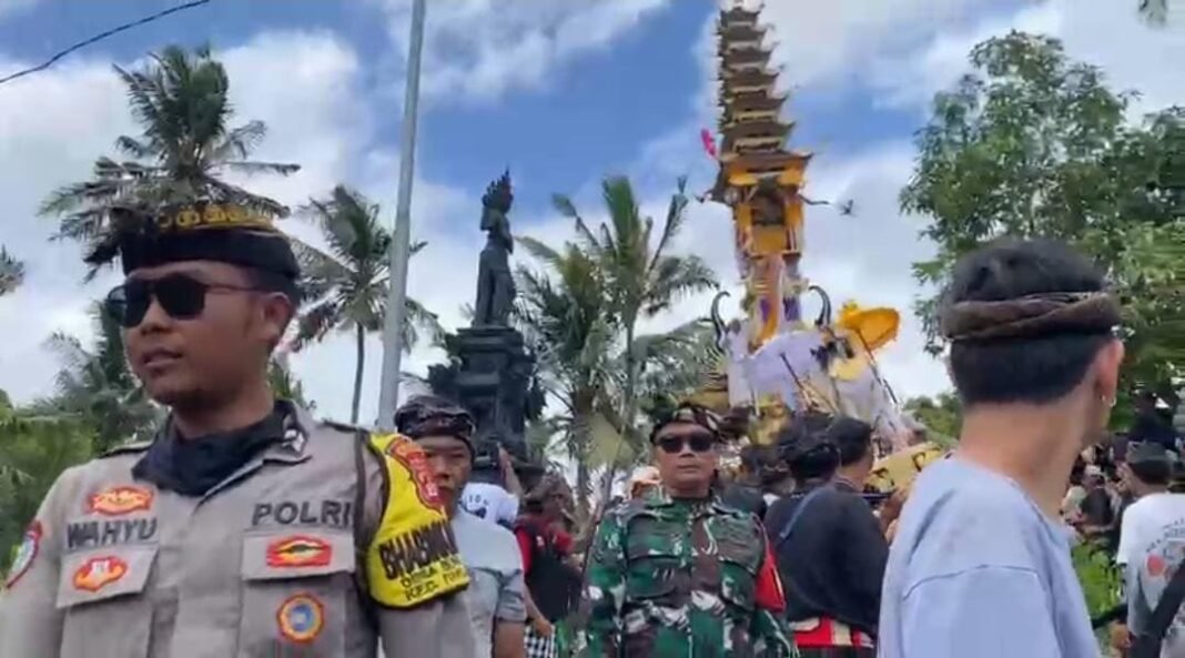 Aparat TNI Polri Dan Pecalang Kawal Ketat Puncak Ngaben Massal Di Desa Adat Pikat