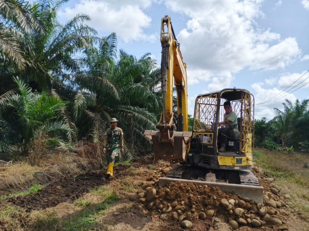 Hari ke-24 TMMD 125 Kodim 0428/Mukomuko, Pengoralan Jalan di Wonosalam Sudah Capai 1.300 Meter