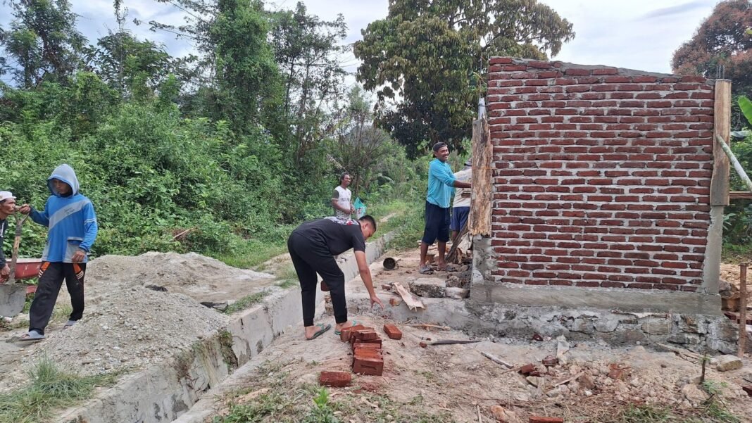 TMMD 125 Kodim 1417/Kendari Bangun Dinding MCK untuk Tingkatkan Kesehatan Warga Desa Nekudu