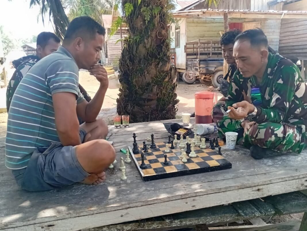 TMMD ke-125 Kodim 1017/Lmd Hampir Rampung, Satgas Bermain Catur Bersama Warga