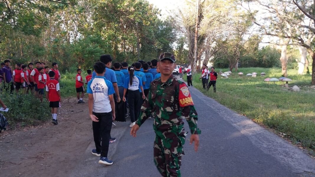 Pastikan Jalan Santai Aman Dan Sukses, Babinsa Lembongan Hadir Beri Pendampingan