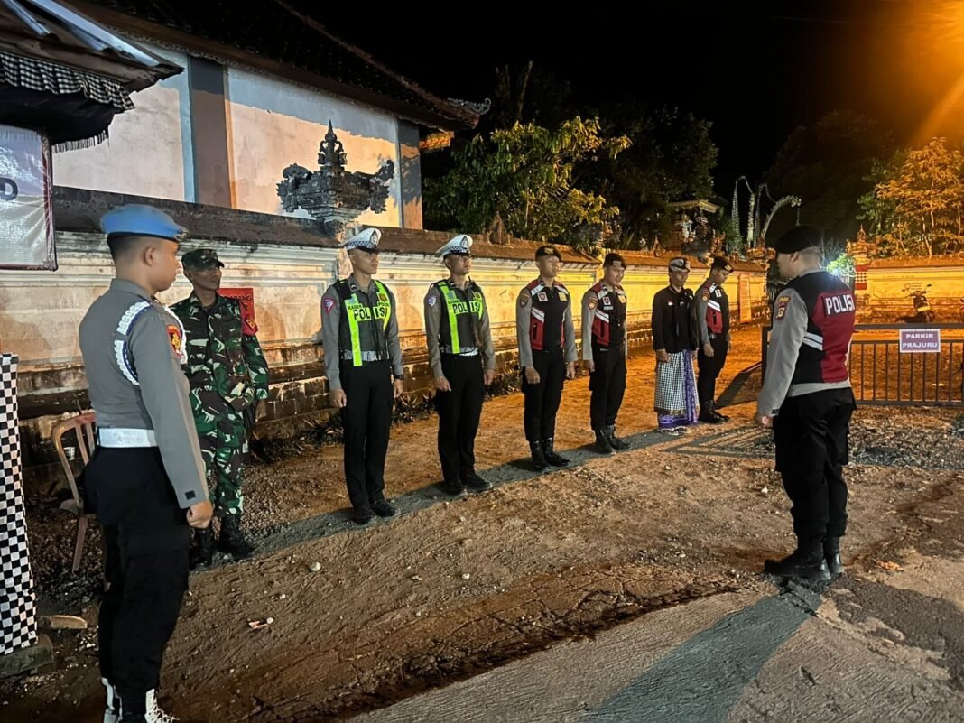 Pura Ped Dibanjiri Pemedek, Koramil Dan Polsek Nusa Penida Bersama Pecalang Tingkatkan Pengamanan