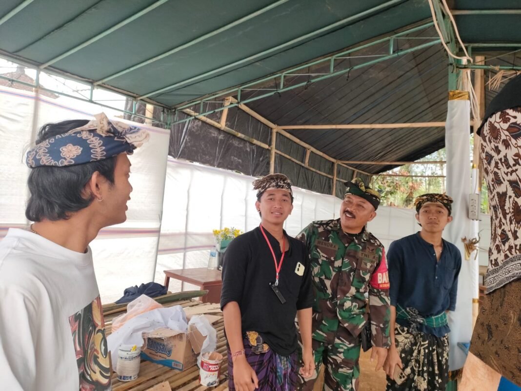 Babinsa Desa Tiga dan Bhabinkamtibmas Kompak Laksanakan Pengamanan Upacara Adat Pitra Yadnya