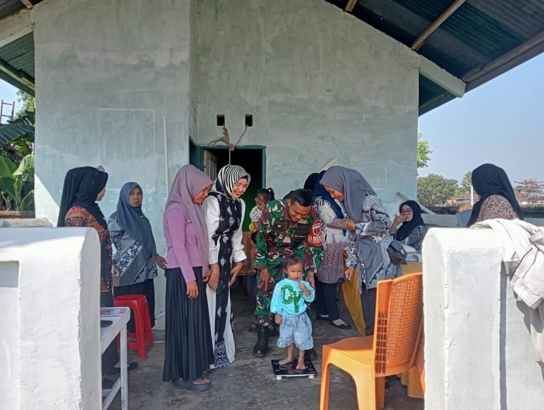 Tekan Angka Stunting, Babinsa Koramil 1426-01/Polut Pendampingan Kegiatan Posyandu