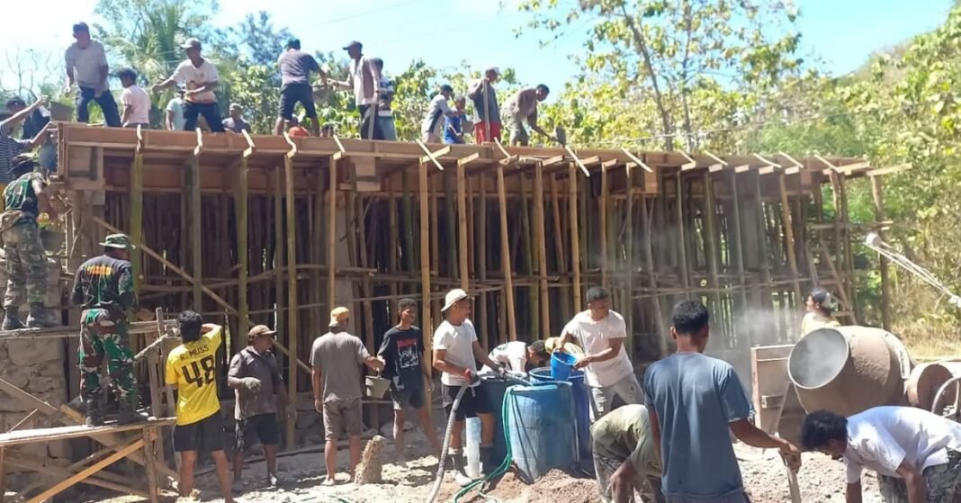 Babinsa Koramil 1624-04/Omesuri Dukung Pembangunan di Desa Balauring