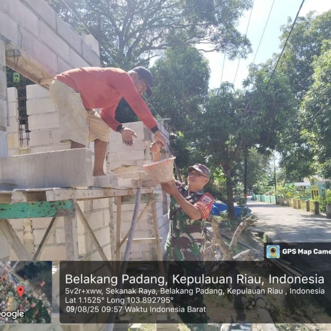 Babinsa 01/Kelurahan Sekanak Raya Gelar Komsos dan Gotong Royong Bersama Warga