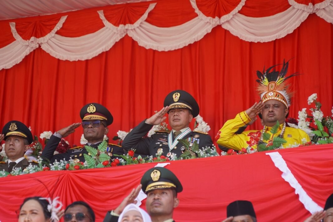 Pangdam Didampingi Ketua KCK Daerah XVII/Cenderawasih Hadiri Upacara HUT Ke-80 RI