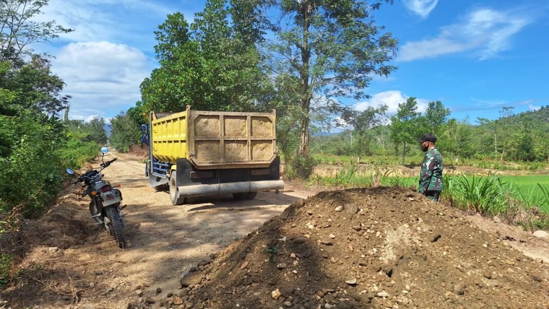 Panas Terik Tak Surutkan Semangat Satgas TMMD 125 Kodim 1417/Kendari Timbun Jalan di Desa Nekudu