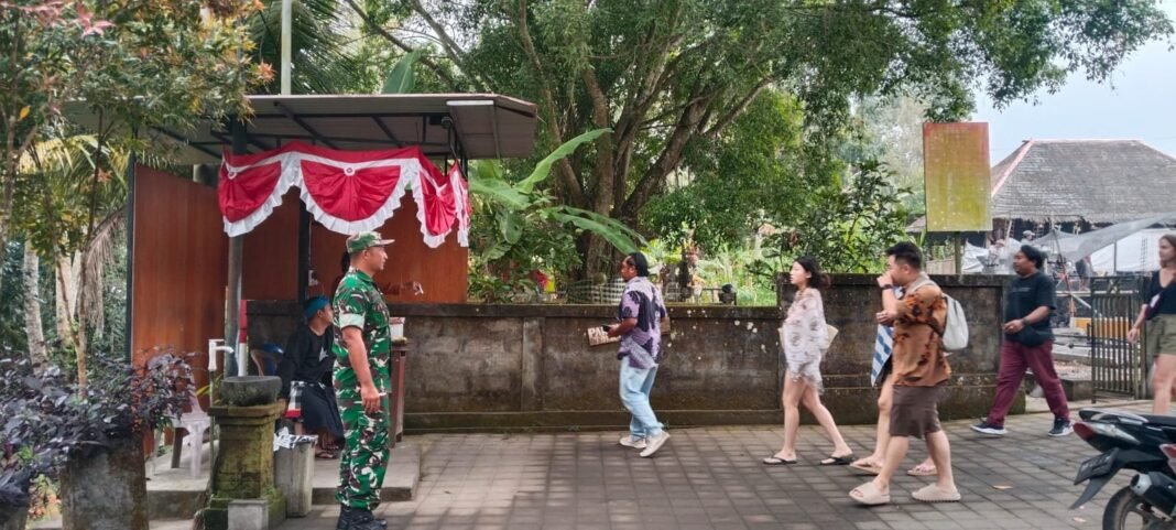 Babinsa Tembuku Hadir di Tengah Wisatawan, Wujudkan Rasa Aman di Tukad Cepung Waterfall