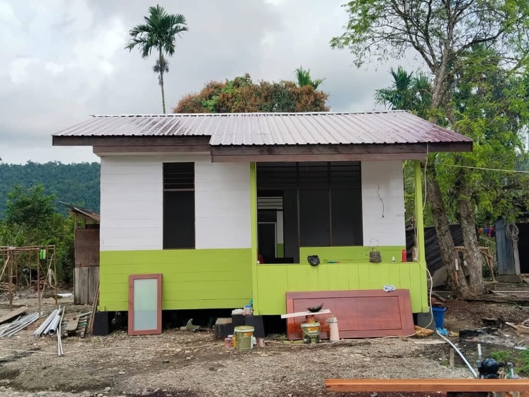 Satgas TMMD 125 Nabire Kebut Finishing Rumah Pastori di Legari SP4