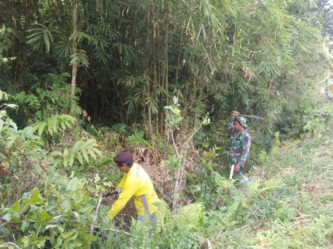 Anggota Satgas TMMD Reguler ke-125 Kodim 1017/Lmd Gotong Royong Pembersihan Desa Batu Kotam