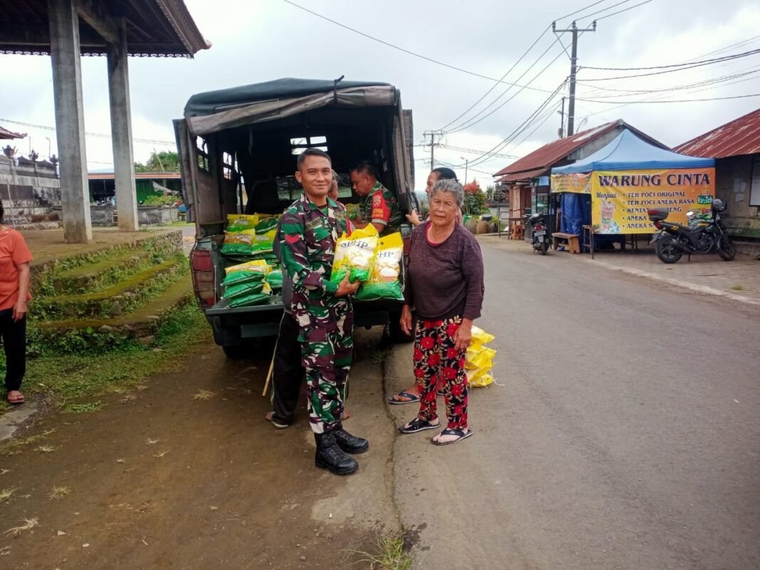 Dukung Stabilitas Pangan, Babinsa Koramil 1626-04/Kintamani Dampingi GPM Beras SPHP di Desa Belanga