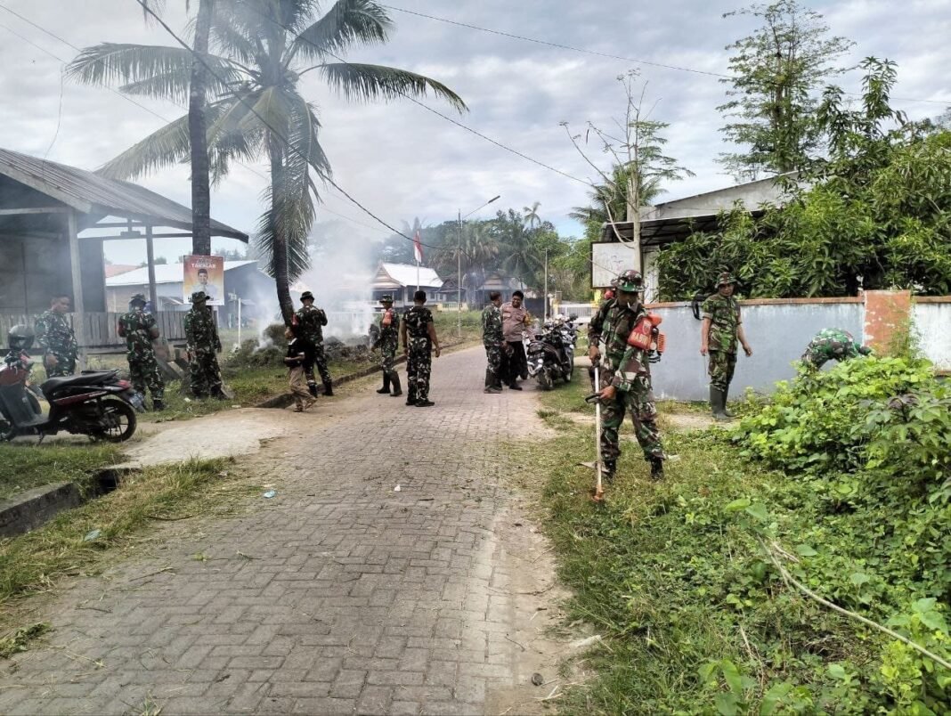 Koramil 1426-04/Galesong Bersama Warga Kerja Bakti Bersihkan Selokan Dan Bahu Jalan