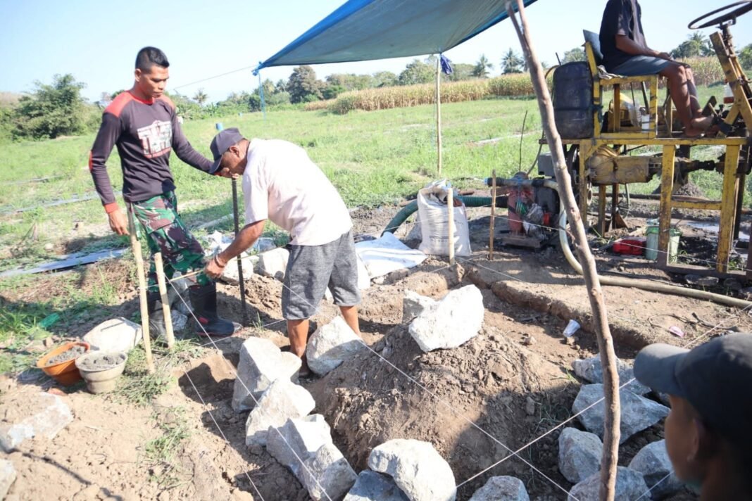 Gotong Royong Satgas TMMD 125 Kodim Sumbawa dan Warga Bangun Rumah Sumur Bor di Desa Kalabeso