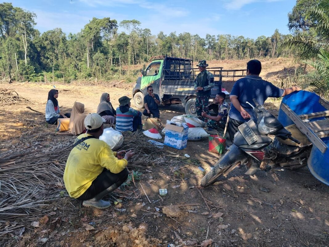Satgas TMMD ke-125 Kodim 1017/Lmd Nikmati Waktu Istirahat Bersama Warga di Lokasi Ketahanan Pangan