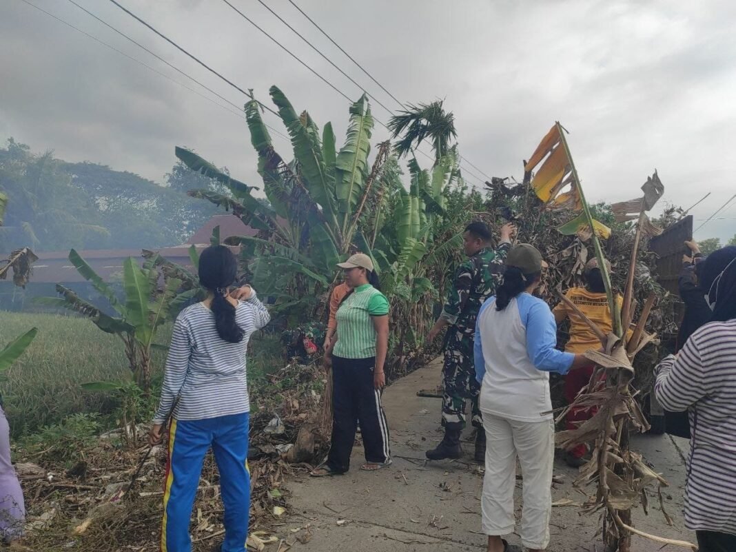 Gotong Royong Bersihkan Saluran Air, Plt Danramil 1420-04/Watang Pulu dan Warga Cirociroe Kompak