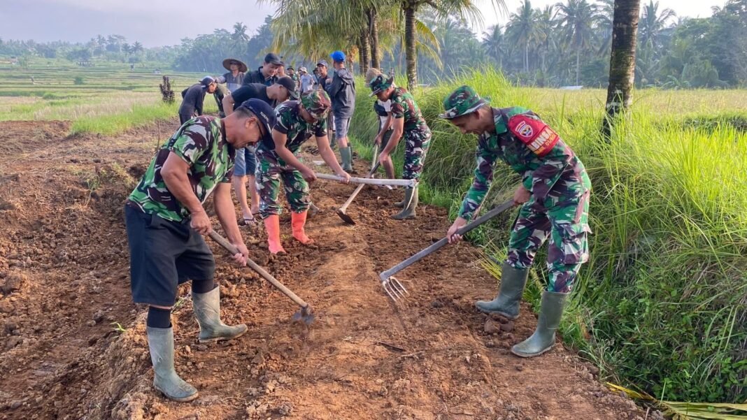 Kodim 1626/Bangli dan Petani Tingkatkan Infrastruktur Pertanian Lewat Perbaikan Jalan Usaha Tani
