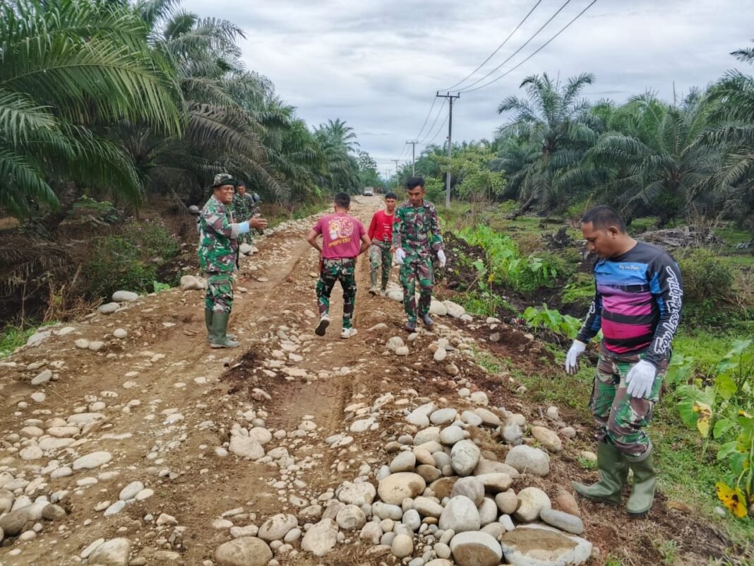 Semangat Satgas TMMD 125 Kodim Mukomuko Ambil Batu untuk Pondasi Loning di Desa Wonosalam
