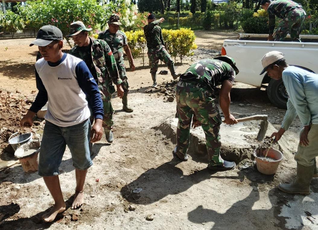 Satgas Bersama Warga Bergotong Royong Mengaduk Semen