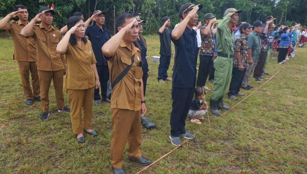 Gotong Royong Satgas TMMD 125 Sintang dan Warga Wujudkan Upacara HUT RI di Desa Sungai Pengga