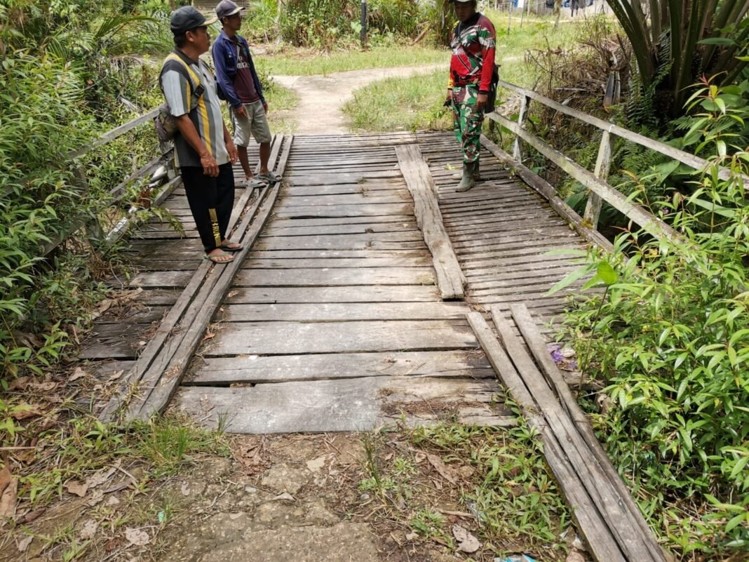 Survei Lapangan TMMD 125 Sintang Pastikan Pembangunan Jalan Sesuai Harapan Warga