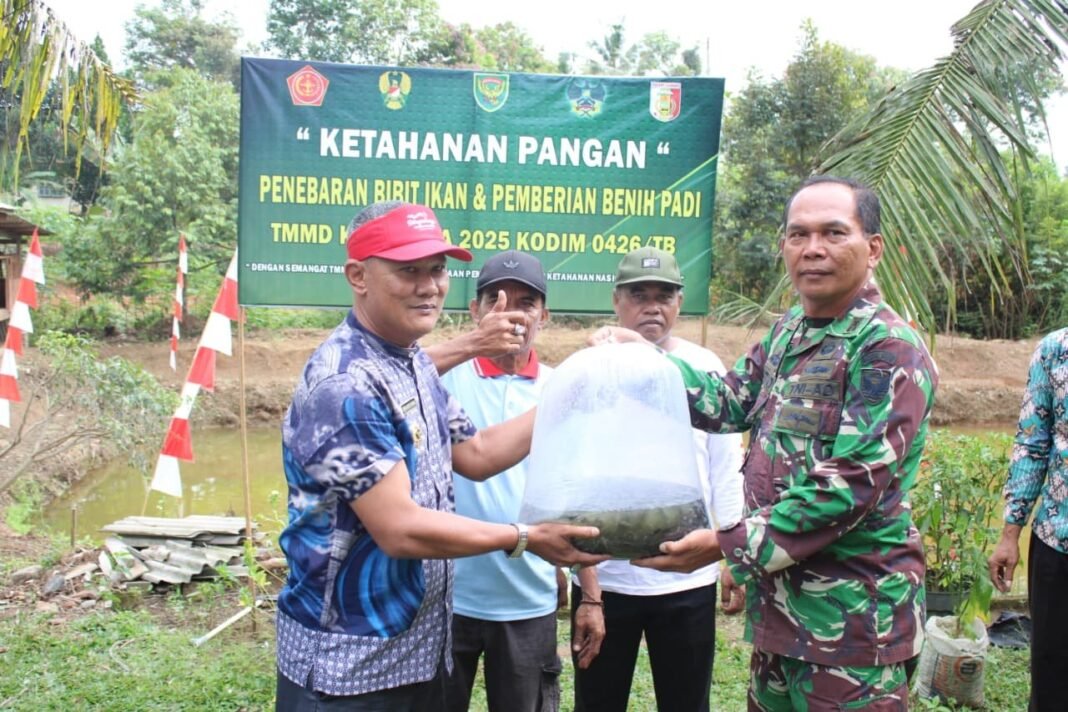 Warga Moris Jaya Antusias Terima 3.000 Bibit Ikan Lele dari Satgas TMMD ke-125