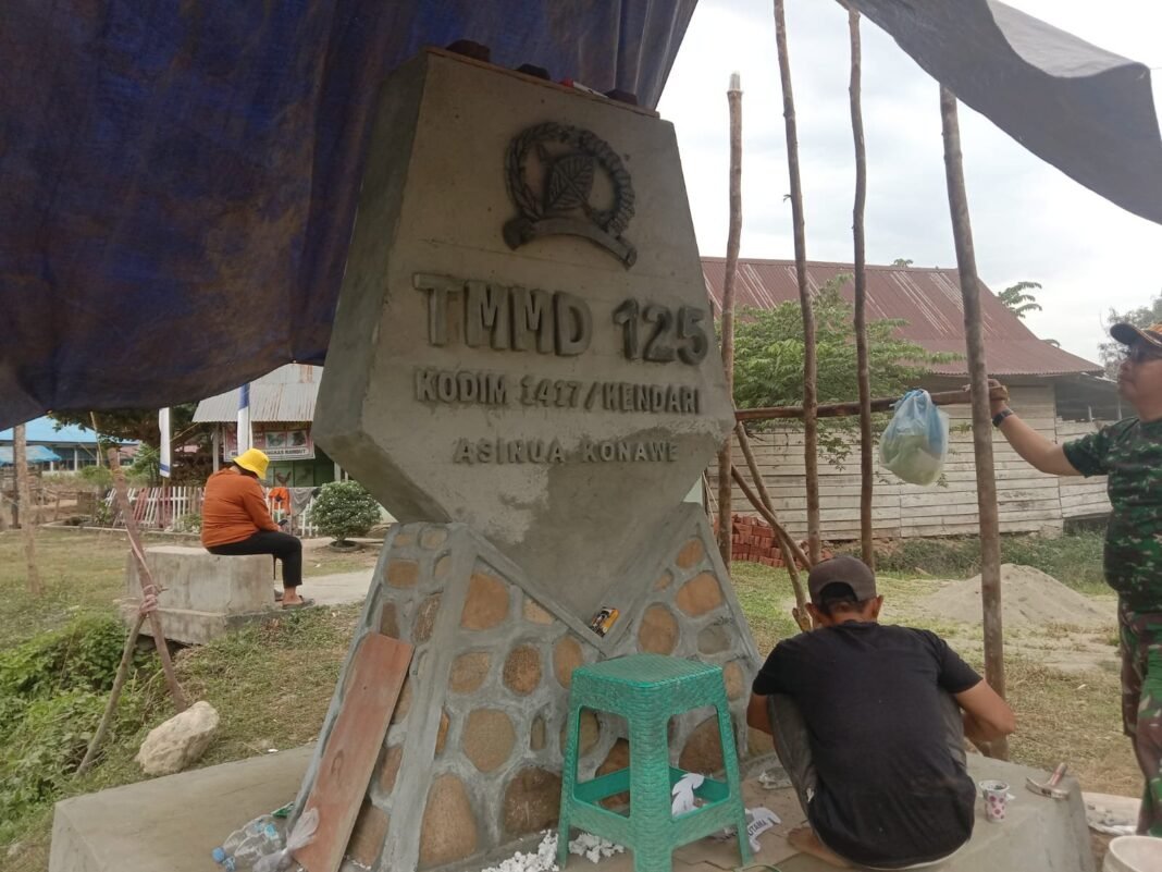 Kreatif, Satgas TMMD 125 di Konawe Gunakan Terpal Antisipasi Hujan Saat Bangun Tugu
