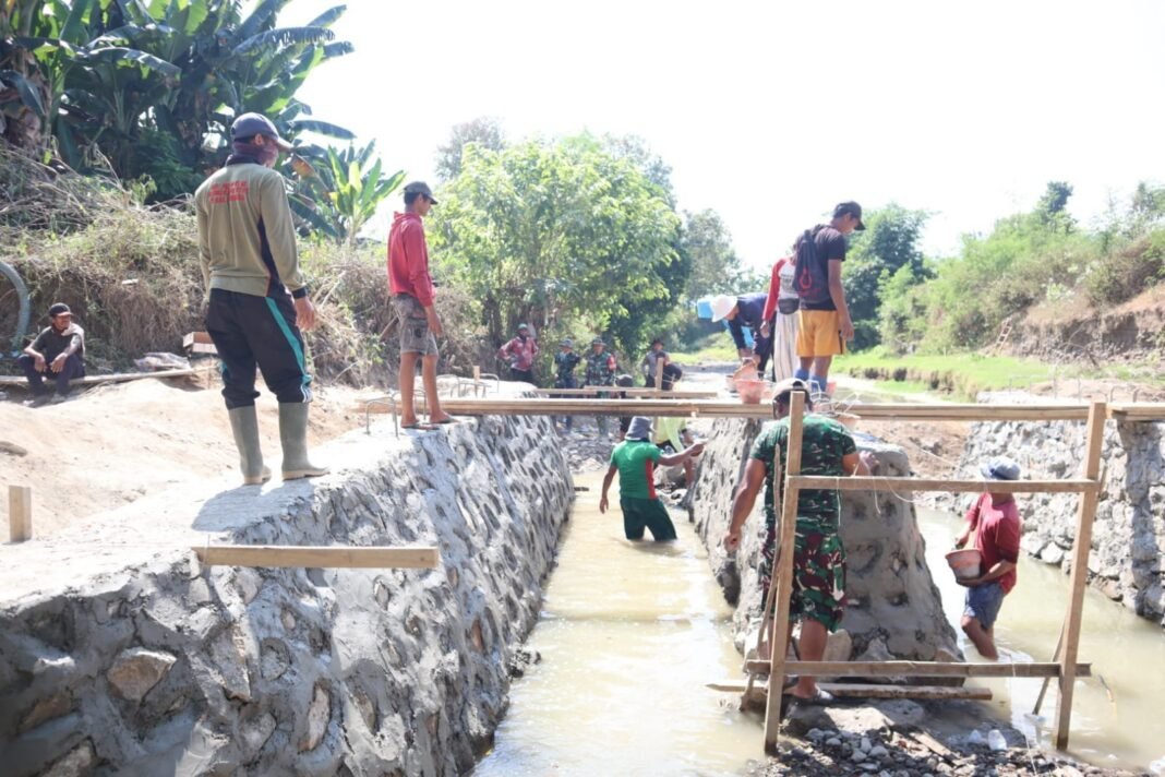 Gotong Royong TNI dan Warga Wujudkan Pondasi Kokoh Jembatan Limpas Kalabeso