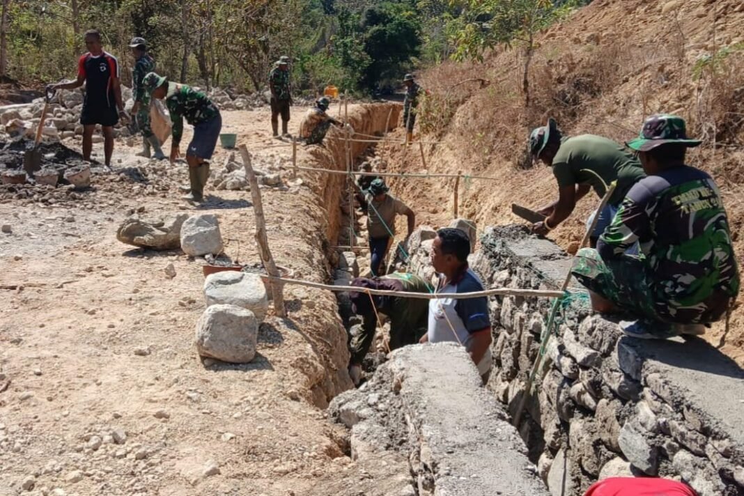 Satgas TMMD 125 Kodim Belu Fokus Tuntaskan Pembangunan Drainase di Jalan Baru Desa Naekasa