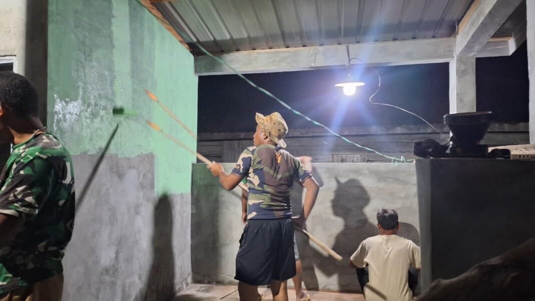 Semangat Lembur Satgas TMMD 125 Kodim Kendari Bersama Warga Selesaikan MCK Desa Nekudu