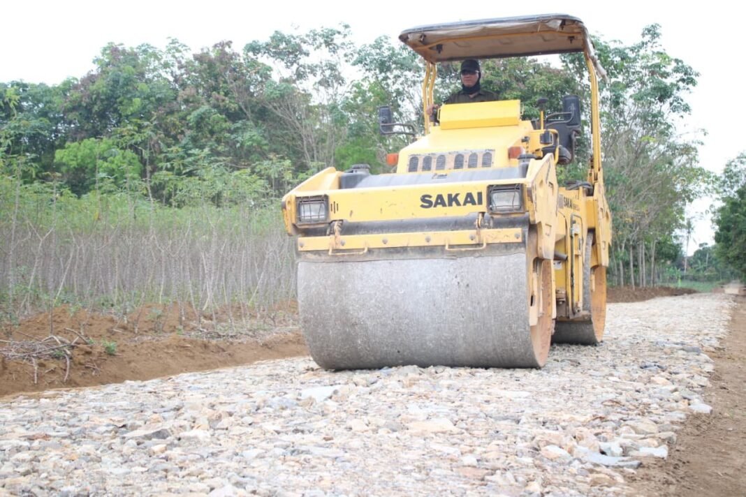 Perataan Jalan Batu Subbase TMMD ke-125 Moris Jaya Permudah Akses dan Tingkatkan Ekonomi Warga