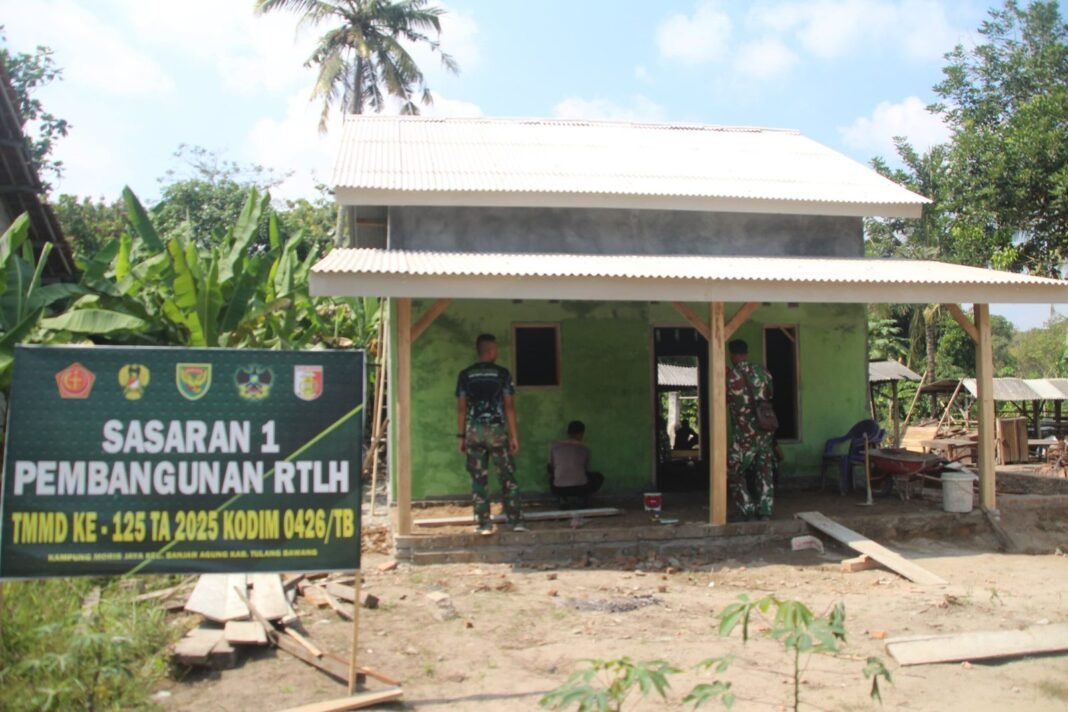 Pengecatan Tembok RTLH Sasaran 1 TMMD ke-125 di Kampung Moris Jaya